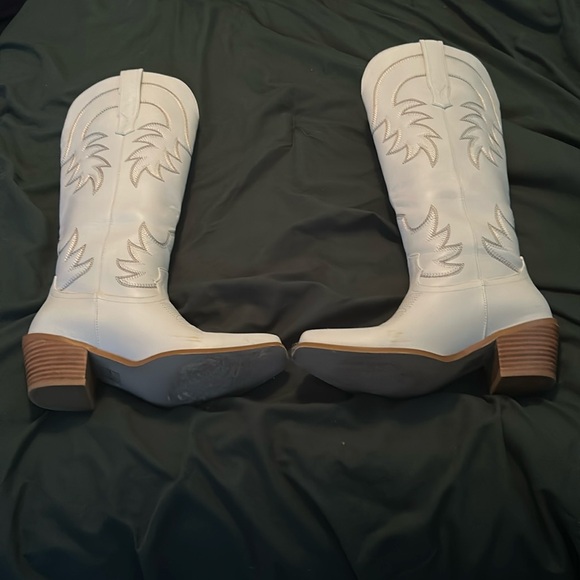 White Boots - Picture 1 of 5